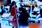 監控記錄女賊貼身扒竊