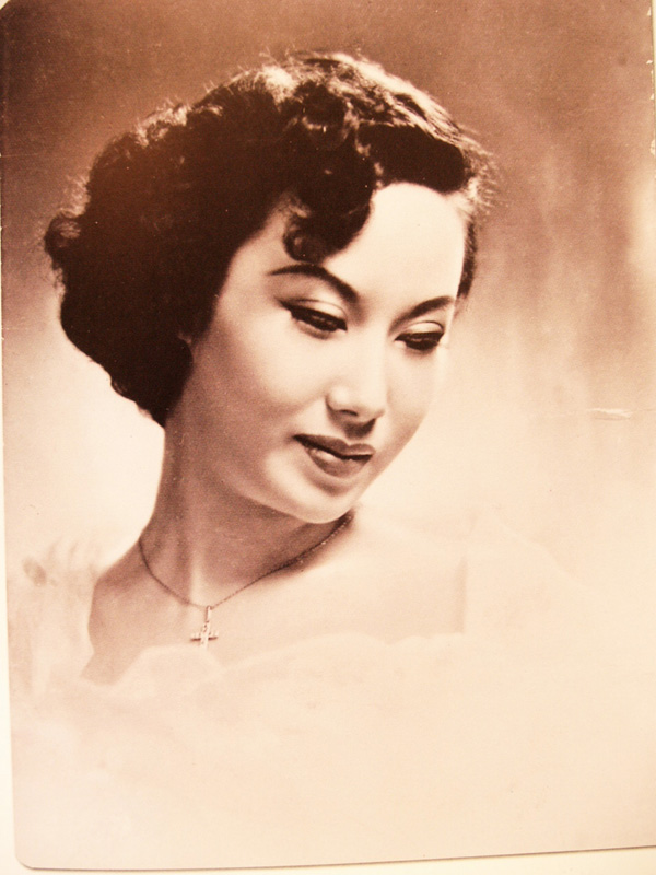 第三届、第七届影后:李丽华。李丽华出身梨园世家,双亲都是京剧名角,父亲是威震南北的着名小生李桂芳,而母亲则是专攻老旦的张少泉。她在1964年主演的《故都春梦》,和1968年主演的《扬子江风云》,获得好评最多。她因在这两部影片中表现出色,第二届和第七届台湾金马奖,她两度封后。