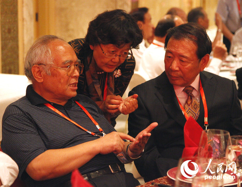  ���Ҿ�У4������ˮ����֮�ӡ�ȫ����ЭίԱ�º��㣨�����ĭ��֮Ů��ƽӢ���У����й�ս���Ļ��ٽ��᳣�񸱻᳤�����鳤��Ԯ���ң����н����������������� Ԭ����Ӱ��