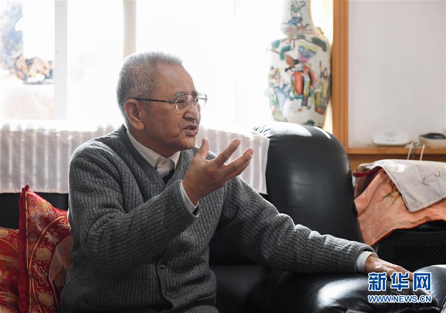 田富達在家中接受記者採訪（11月7日攝）。