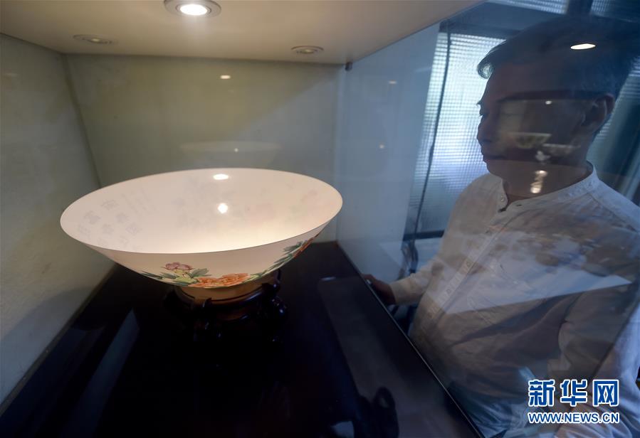 這是黃正南制造的直徑達53厘米的薄胎瓷碗（3月11日攝）。