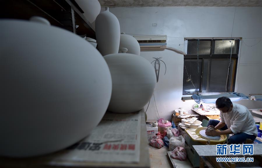 黃正南在工作室內制造瓷器（3月11日攝）。