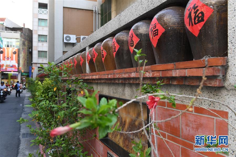 這是鹿港鎮的一處瓮牆裝飾（4月23日攝）。