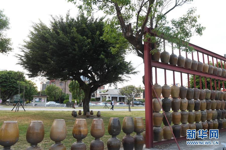 這是位於鹿港鎮圖書館的新建瓮牆裝飾（4月23日攝）。