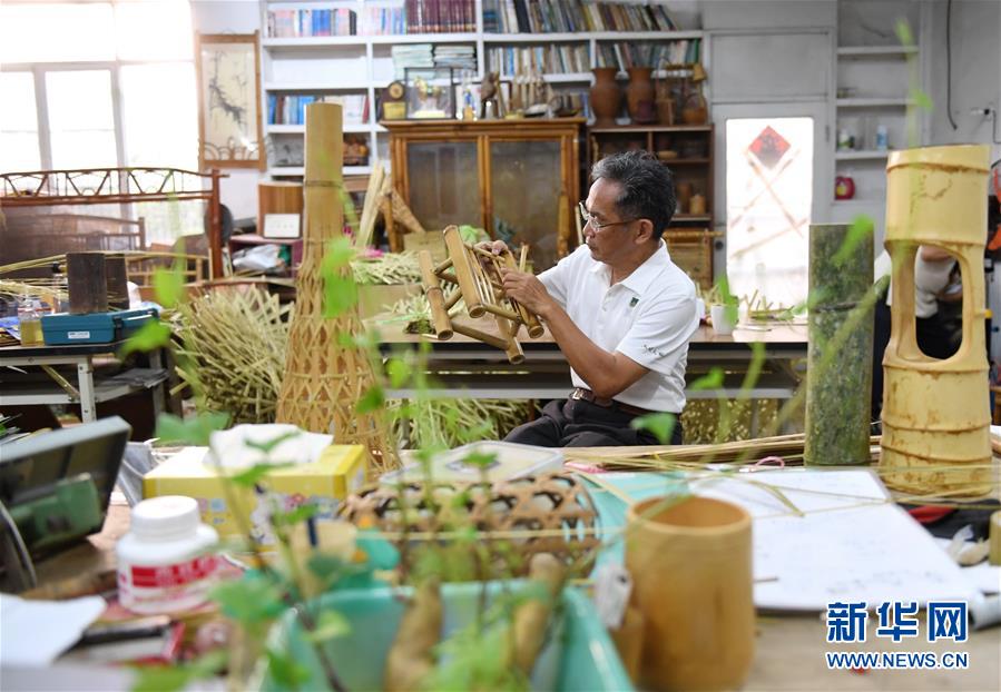 5月21日，南投縣竹籟文創的賴進益在制作毛竹生活用品。