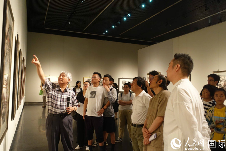 江明賢介紹作品背后的故事。