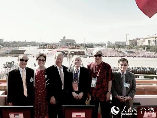 2015年9月3日在天安門城樓上看閱兵。