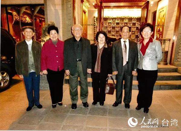 2010年5月1日陳明忠夫婦在上海與上海台聯會會長林明月夫婦、李韶東、紀欣餐敘。