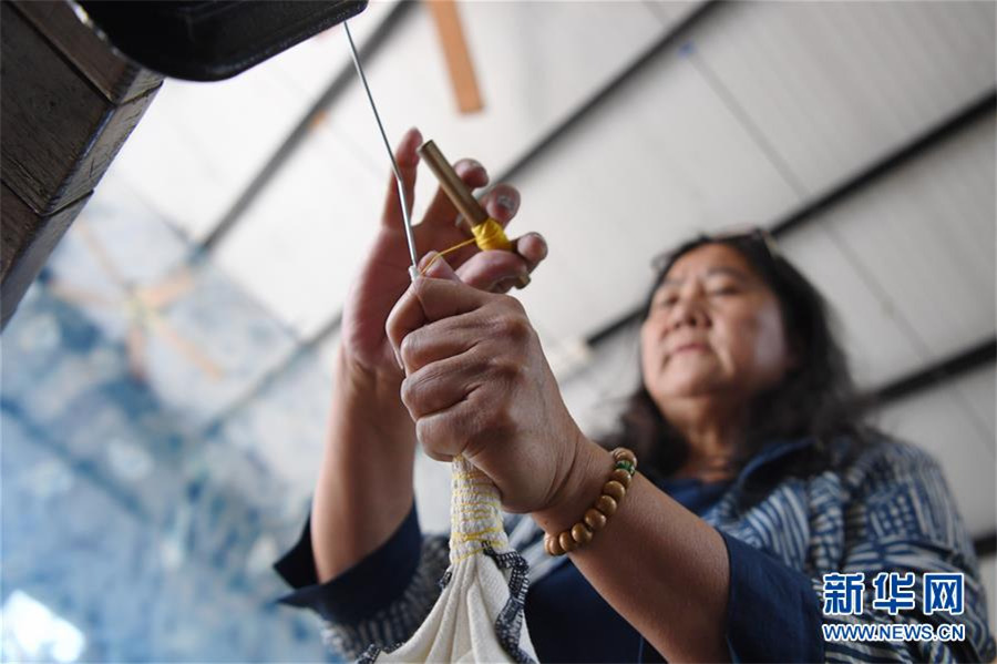 鄭美淑在自己的染布工坊內制作藍染作品（11月14日）。 新華社記者 陳斌 攝