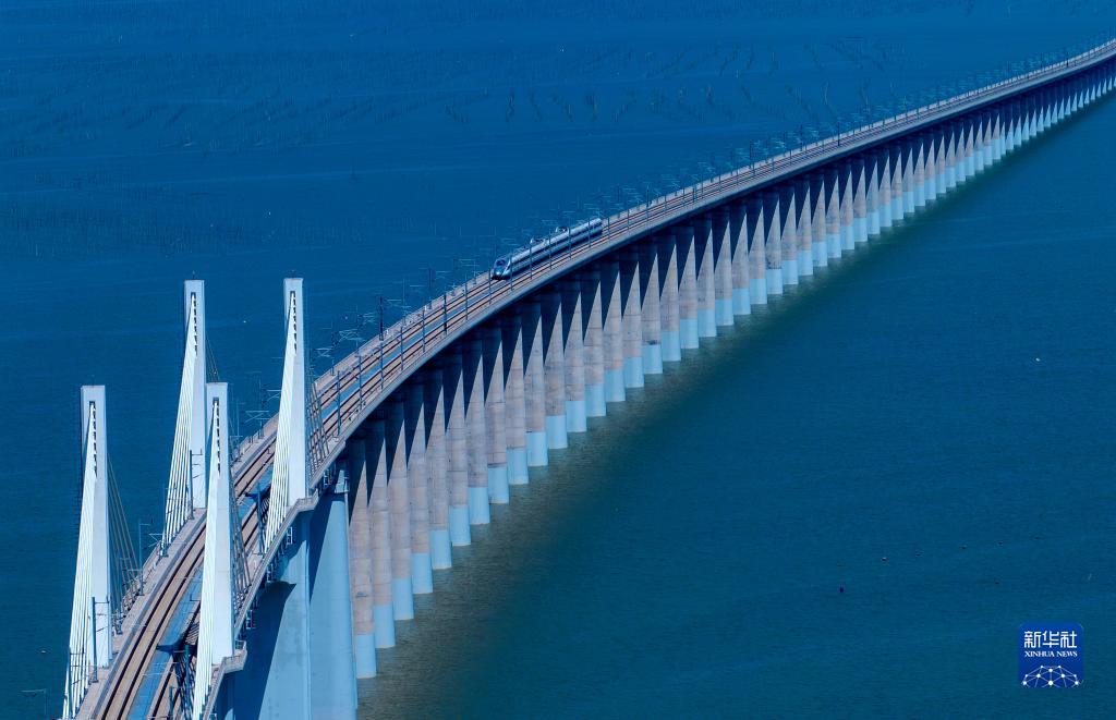 一列运行试验车组驶过福厦高铁湄洲湾跨海大桥（9月19日摄，无人机照片）。新华社记者 魏培全 摄