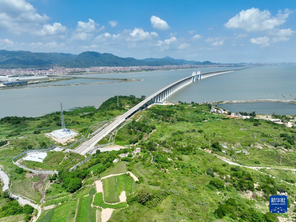 福厦高铁湄洲湾跨海大桥（9月19日摄，无人机照片）。新华社记者 姜克红 摄
