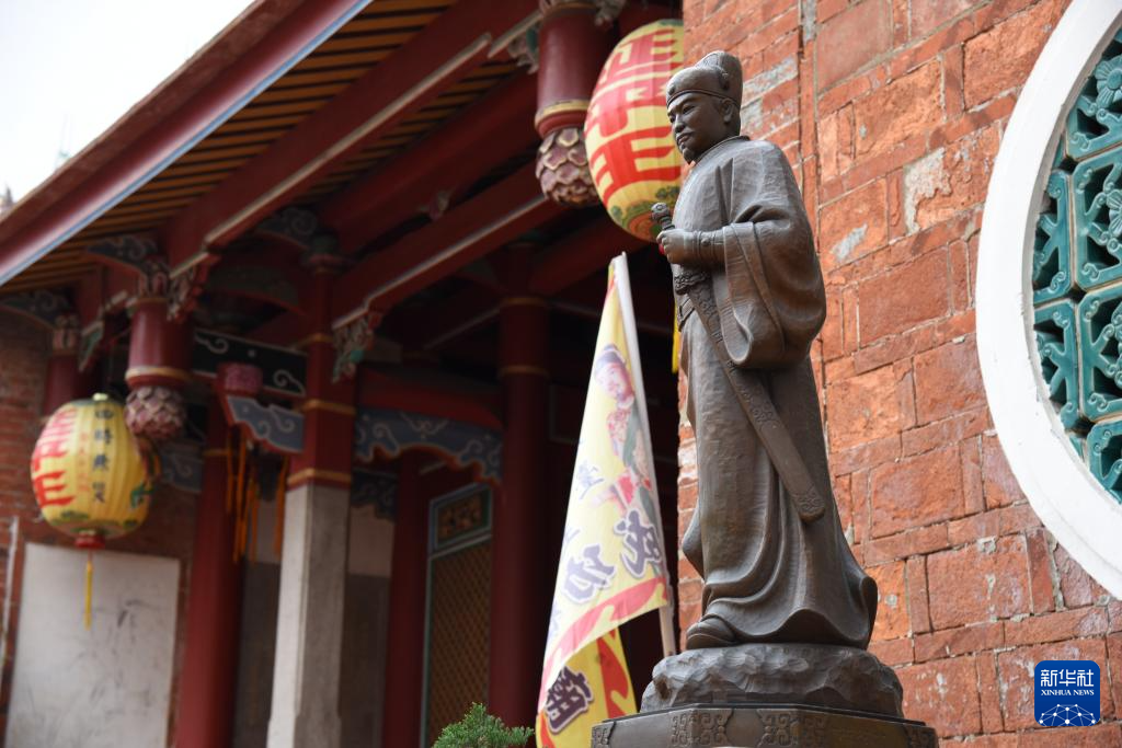 这是台南郑成功祖庙门前的郑成功铜像（3月19日摄）。新华社记者 刘斐 摄
