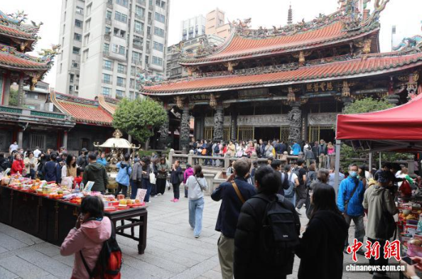 12月21日,逢冬至节气,民众到台北艋舺龙山寺祈福。中新社记者 刘大炜 摄