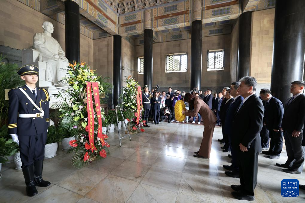 4月8日上午,中国国民党主席郑丽文率领国民党访问团拜谒中山陵。新华社记者 邢广利 摄