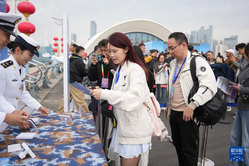 　　4月23日，台湾同胞参加海军成立77周年纪念日舰艇开放活动。新华社记者 李杰 摄