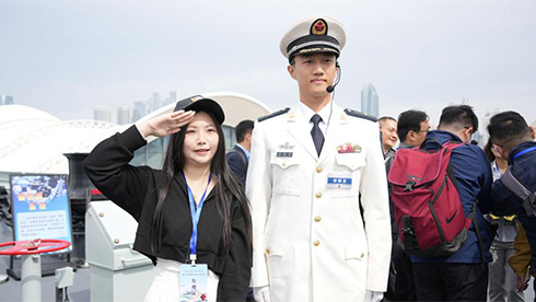 台湾同胞参加海军成立77周年纪念日舰艇开放活动