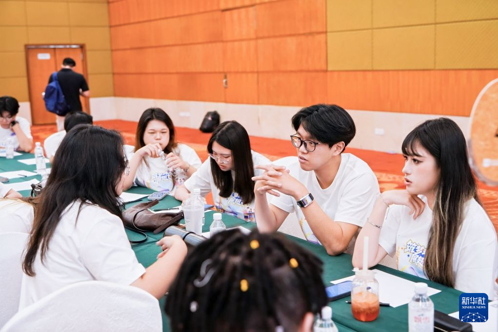 台湾大学生们参加“印象广州”短视频大赛赛前培训（7月12日摄）。新华社发