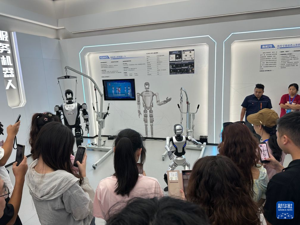 7月9日，营员们在绵阳科技城新区一展厅内观看机器人打太极表演。新华社记者 冀泽 摄