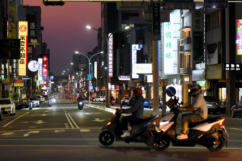 摩托车行驶在台湾台南街头(3月19日摄)。新华社记者 黄扬 摄