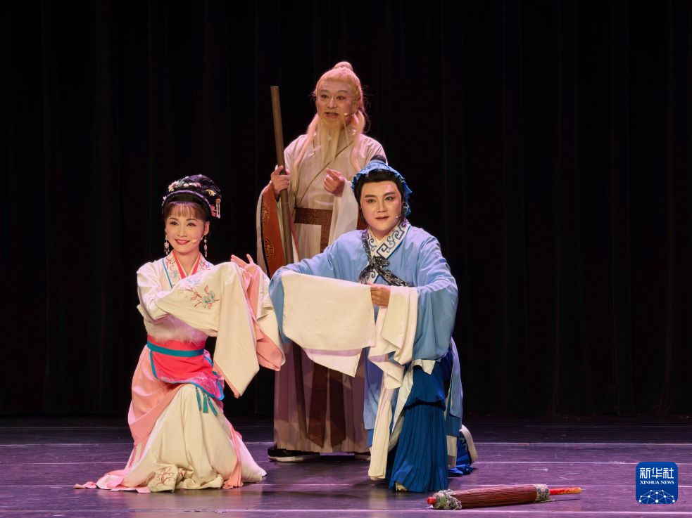 9月13日，演员表演黄梅戏经典唱段《天仙配·路遇》（手机照片）。新华社记者 黄扬 摄