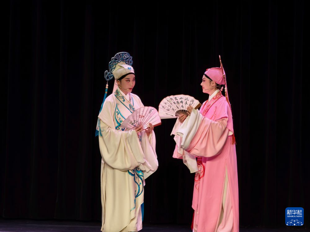  9月13日，演员表演黄梅戏经典唱段《梁祝·十八里相送》（手机照片）。新华社记者 黄扬 摄
