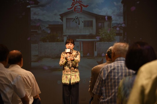  6月12日，台湾沈春池文教基金会秘书长石静文在“转角遇眷你——眷村文化记忆展”开幕式上致辞。新华社记者 李建华 摄
