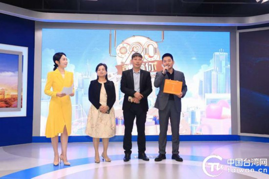 　　福建珍山茶业创始人陈春强、詹藤英夫妇介绍海峡两岸首款融合茶之乌龙茶系列——“珍之里”。（中国台湾网记者 尹赛楠 摄）