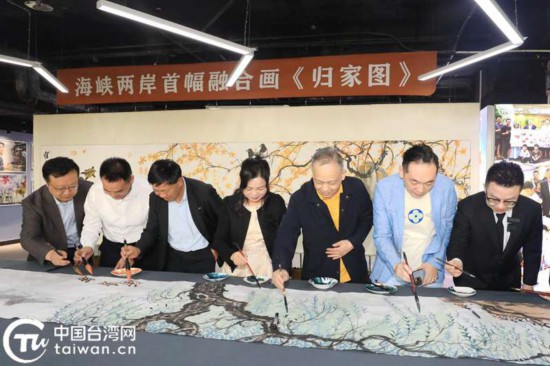 　　活动现场，当代著名画家君寿先生现场作画，嘉宾们欣赏君寿老师的作品《归家图》。（中国台湾网记者 尹赛楠 摄）