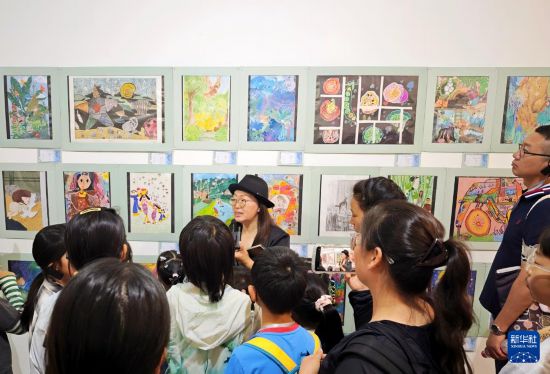 　　这是9月27日拍摄的第十六届海峡两岸少儿美术大展北京展现场。新华社记者 王承昊 摄
