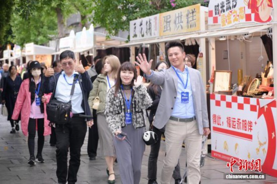 台湾嘉宾参访成都宽窄巷子。徐茂禾 摄