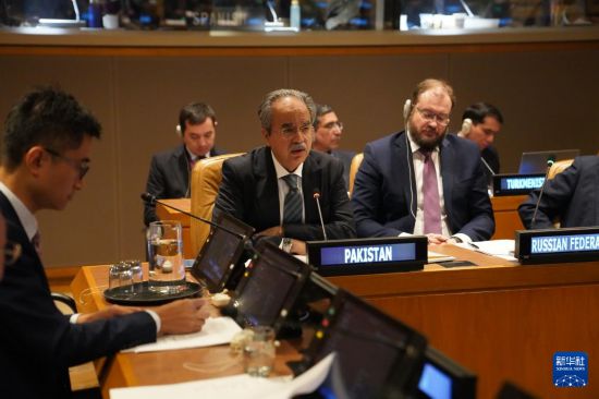 10月27日,在位于纽约的联合国总部,巴基斯坦常驻联合国代表阿西姆·伊夫蒂哈尔·艾哈迈德(中)在“纪念台湾光复80周年,维护联大第2758号决议权威”会议上发言。新华社记者 张凤国 摄