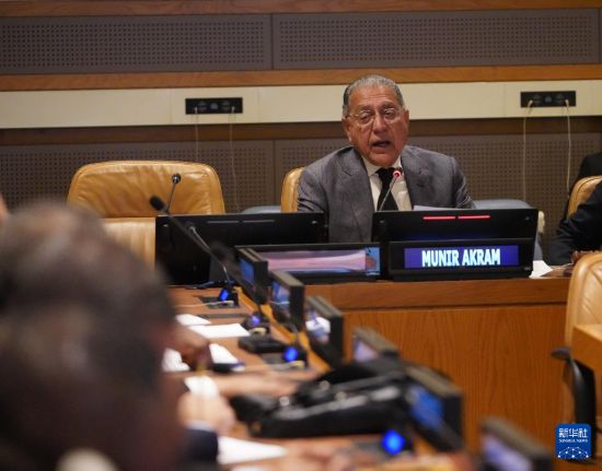 10月27日,在位于纽约的联合国总部,巴基斯坦前常驻联合国代表阿克拉姆在“纪念台湾光复80周年,维护联大第2758号决议权威”会议上发言。新华社记者 张凤国 摄
