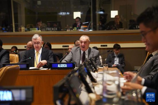 10月27日,在位于纽约的联合国总部,阿尔及利亚常驻联合国代表阿马尔·本贾马(中)在“纪念台湾光复80周年,维护联大第2758号决议权威”会议上发言。新华社记者 张凤国 摄