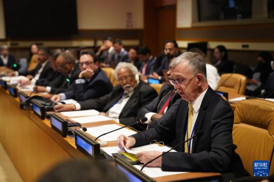 10月27日,在位于纽约的联合国总部,巴西常驻联合国代表塞尔吉奥·达内塞(右)在“纪念台湾光复80周年,维护联大第2758号决议权威”会议上发言。新华社记者 张凤国 摄