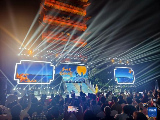 这是2025年9月29日晚在安徽省合肥市拍摄的“庐州月·家国共团圆”2025合肥中秋诗歌晚会现场。新华社记者 郭晨 摄