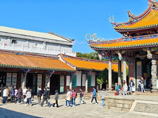 1月10日，考生和家长结束祈福仪式后离开台北孔庙大成殿。新华社记者 王承昊 摄