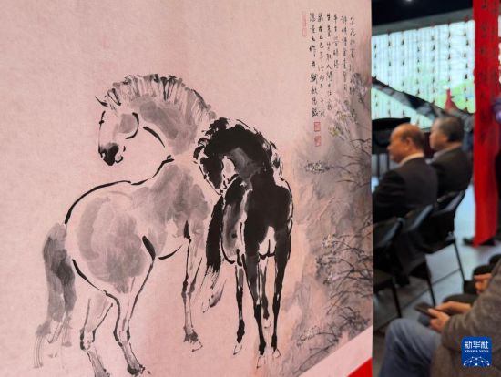 这是2月6日拍摄的首届“台湾汉纸两岸艺术家春联、年画、漫画展”现场展出的绘画作品。新华社记者 黄硕 摄