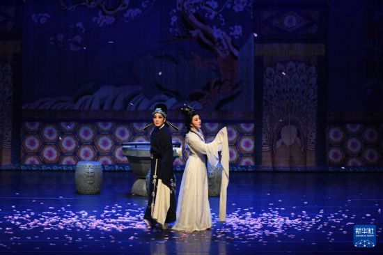 浙江小百花越剧院折子戏专场《爱情的花园》在台北市政府亲子剧场演出（2月28日摄）。新华社记者 黄扬 摄