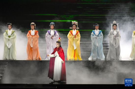 浙江小百花越剧院青春越剧《我的大观园》在桃园展演中心演出（2月25日摄）。新华社记者 黄扬 摄