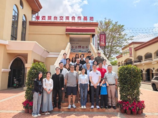 3月22日,两岸青年在澄迈琼台交流合作基地合影。新华社发