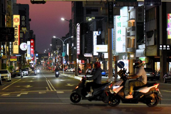 　　摩托车行驶在台湾台南街头（3月19日摄）。新华社记者 黄扬 摄