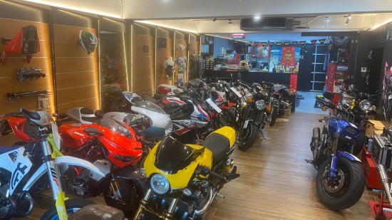 这是台湾忠孝车业机车行门店内景（4月4日摄）。新华社记者 姜江 摄