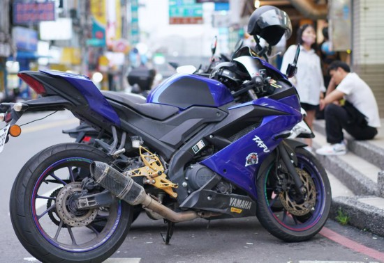 这是台湾桃园埔心火车站附近街头停放的摩托车（4月5日摄）。新华社记者 黄扬 摄