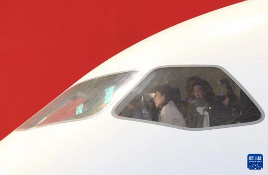 　4月9日，中国国民党主席郑丽文率领国民党访问团参访中国商飞。新华社记者 邢广利 摄