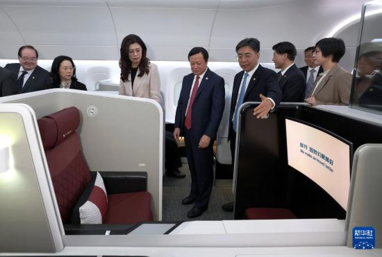 　4月9日，中国国民党主席郑丽文率领国民党访问团参访中国商飞。新华社记者 邢广利 摄