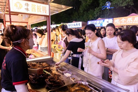 这是醴陵市酱板鸭美食节现场(2025年10月2日摄)。新华社发