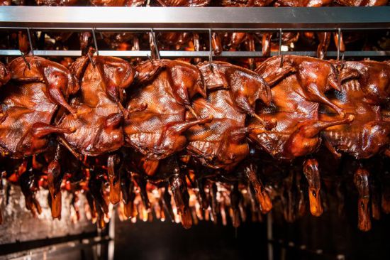 这是在郴州市一家食品加工企业拍摄的刚出炉的酱板鸭(2024年5月6日摄)。新华社发