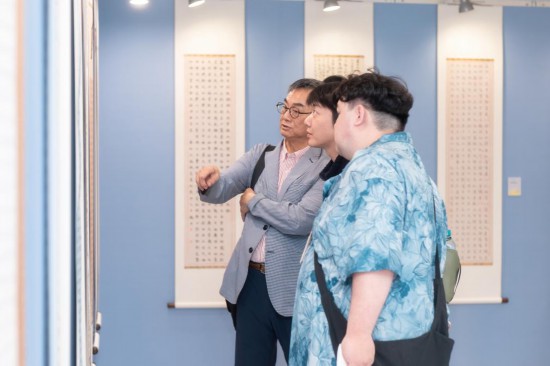 人们在台北举行的“临古开新·共书辉煌”2026西安碑林海峡两岸临书展上参观（4月11日摄）。新华社发