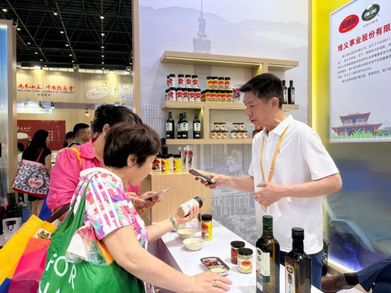 4月13日，台湾参展商（右）在第六届中国国际消费品博览会向观众介绍产品。新华社记者 陈子薇 摄