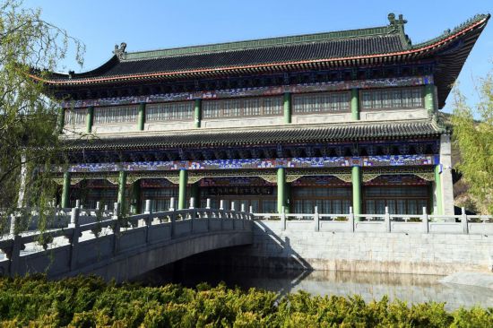 在蘭州黃河北岸拍攝的甘肅省圖書館文溯閣《四庫全書》藏書館近景。 新華社記者 范培珅 攝